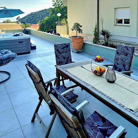 2 Bedroom Beautiful Apartment In Makarska Esterno foto