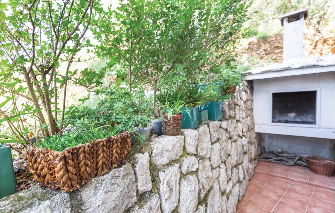2 Bedroom Beautiful Apartment In Makarska Esterno foto