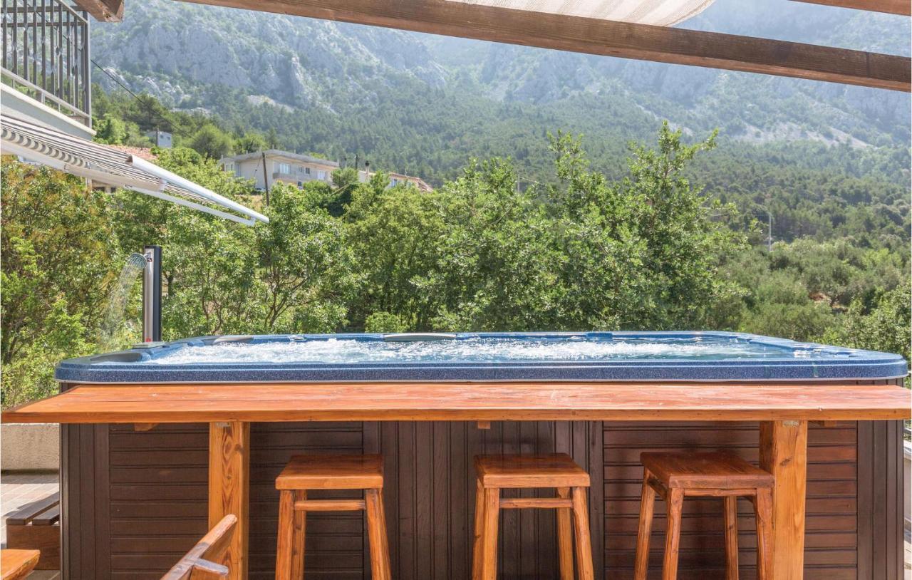 2 Bedroom Beautiful Apartment In Makarska Esterno foto