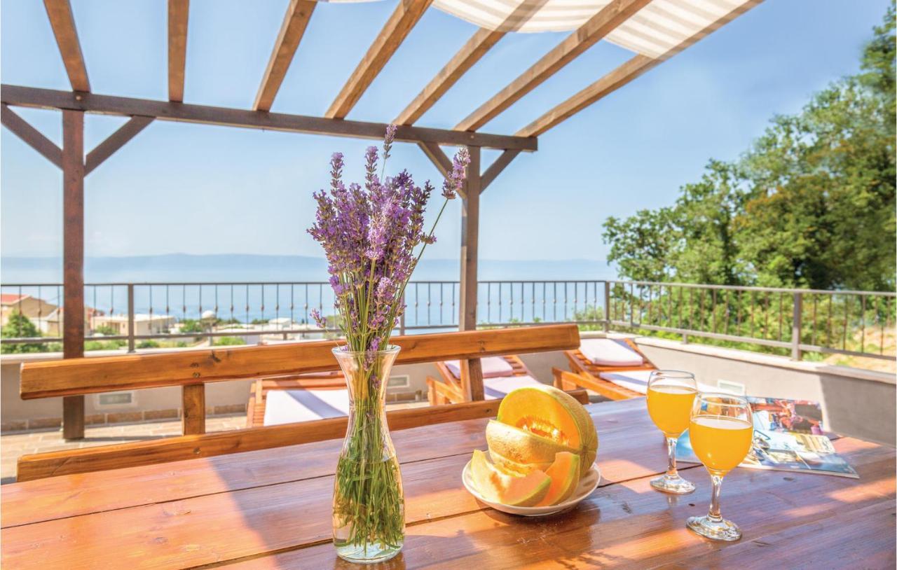 2 Bedroom Beautiful Apartment In Makarska Esterno foto