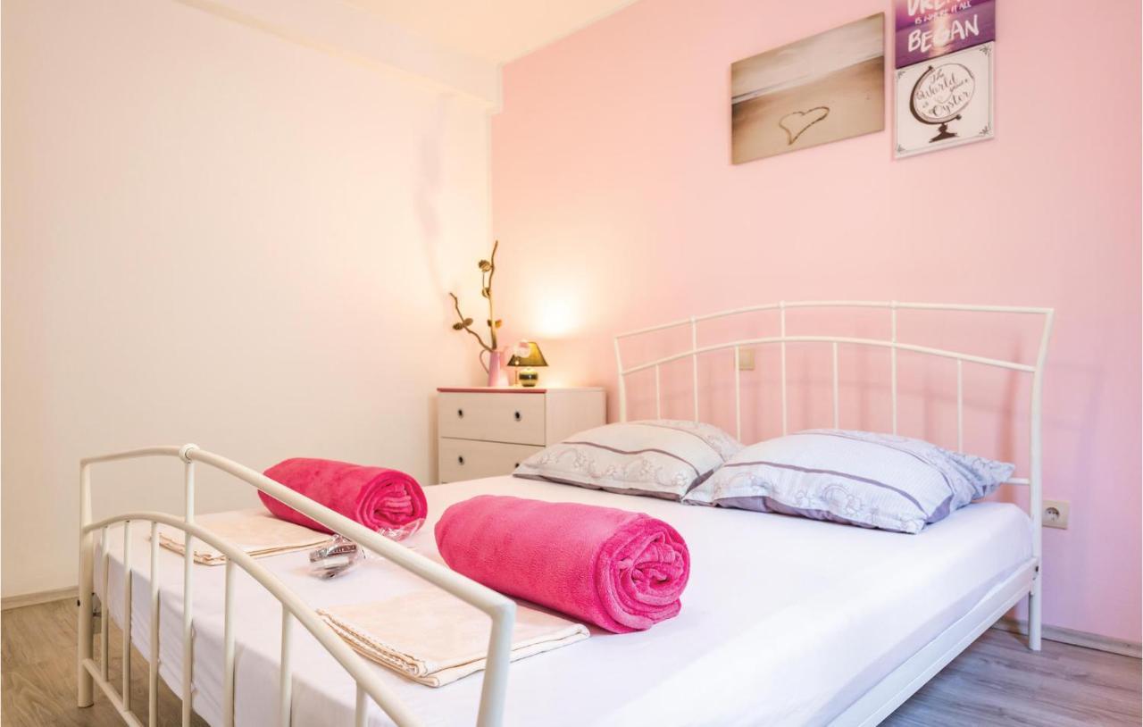 2 Bedroom Beautiful Apartment In Makarska Esterno foto