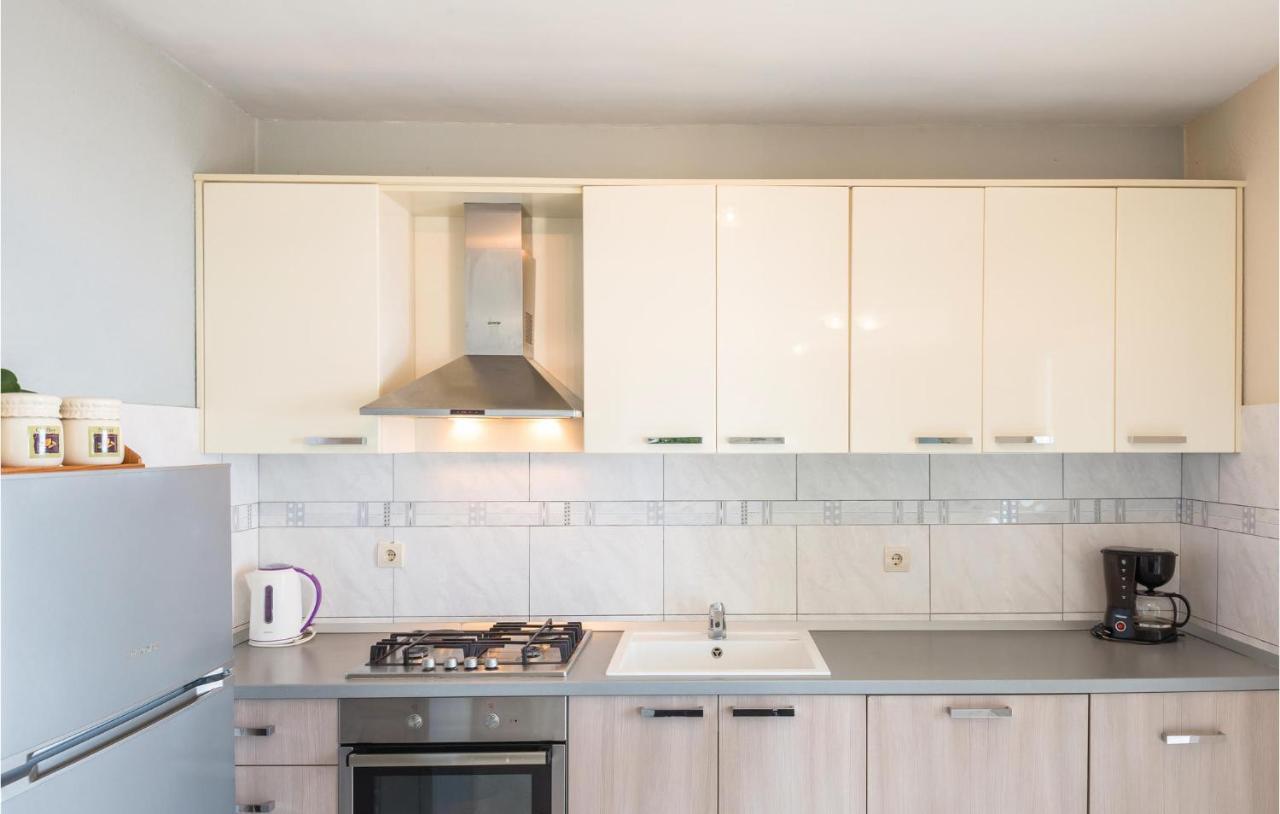 2 Bedroom Beautiful Apartment In Makarska Esterno foto