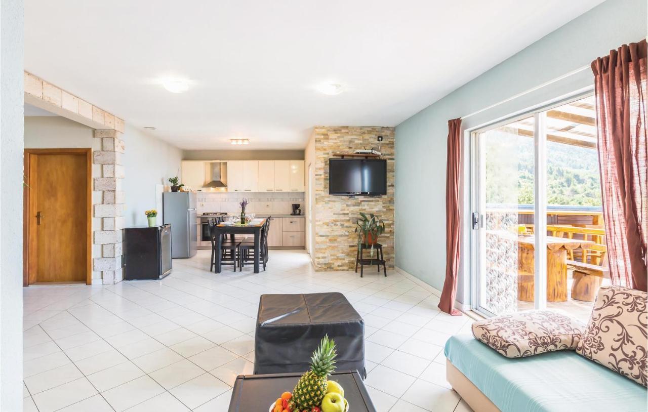 2 Bedroom Beautiful Apartment In Makarska Esterno foto