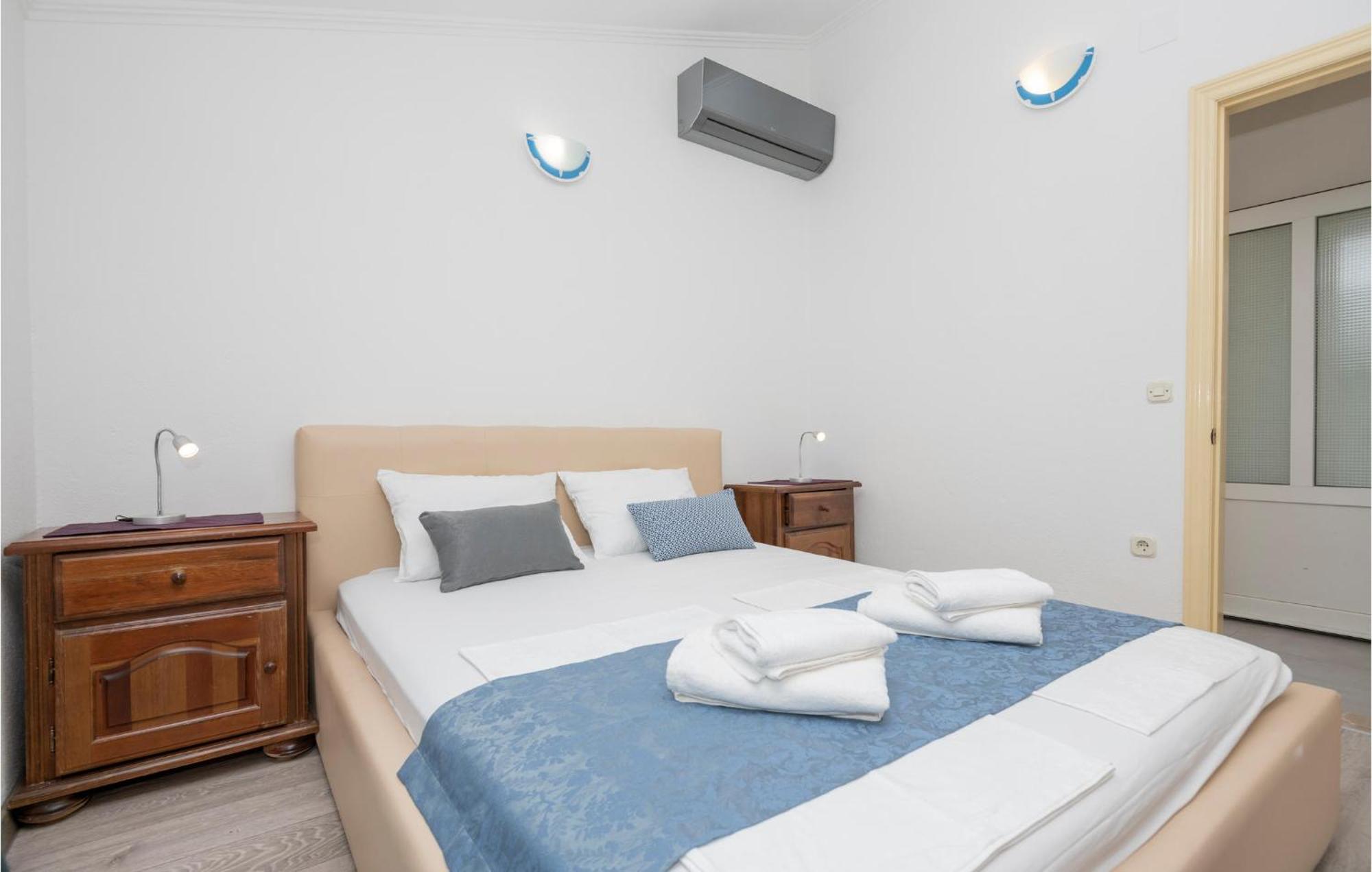 2 Bedroom Beautiful Apartment In Makarska Esterno foto