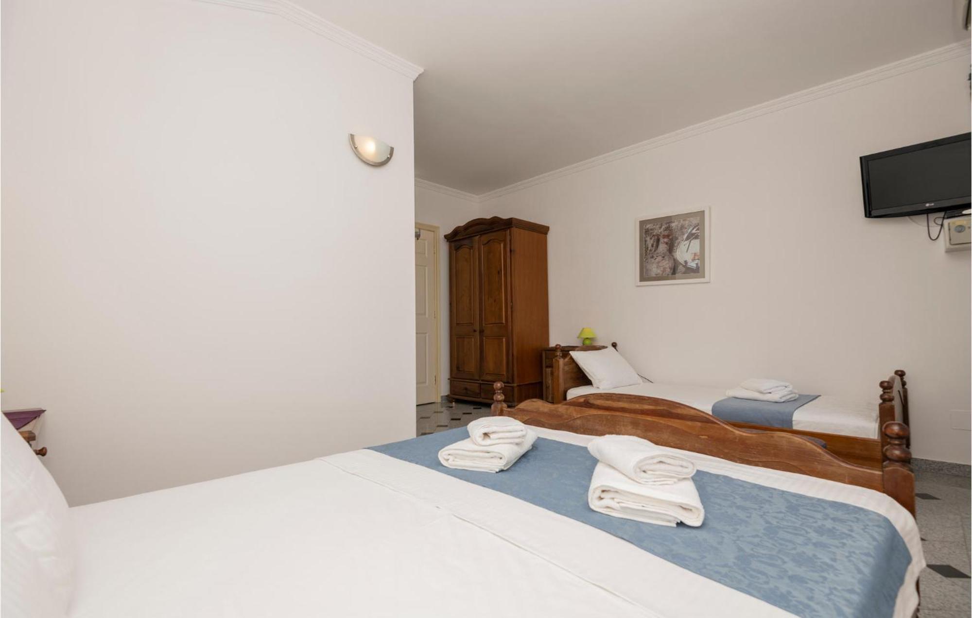 2 Bedroom Beautiful Apartment In Makarska Esterno foto