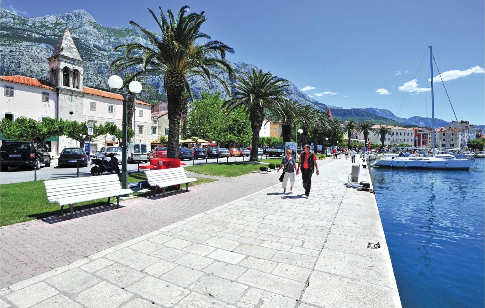 2 Bedroom Beautiful Apartment In Makarska Esterno foto