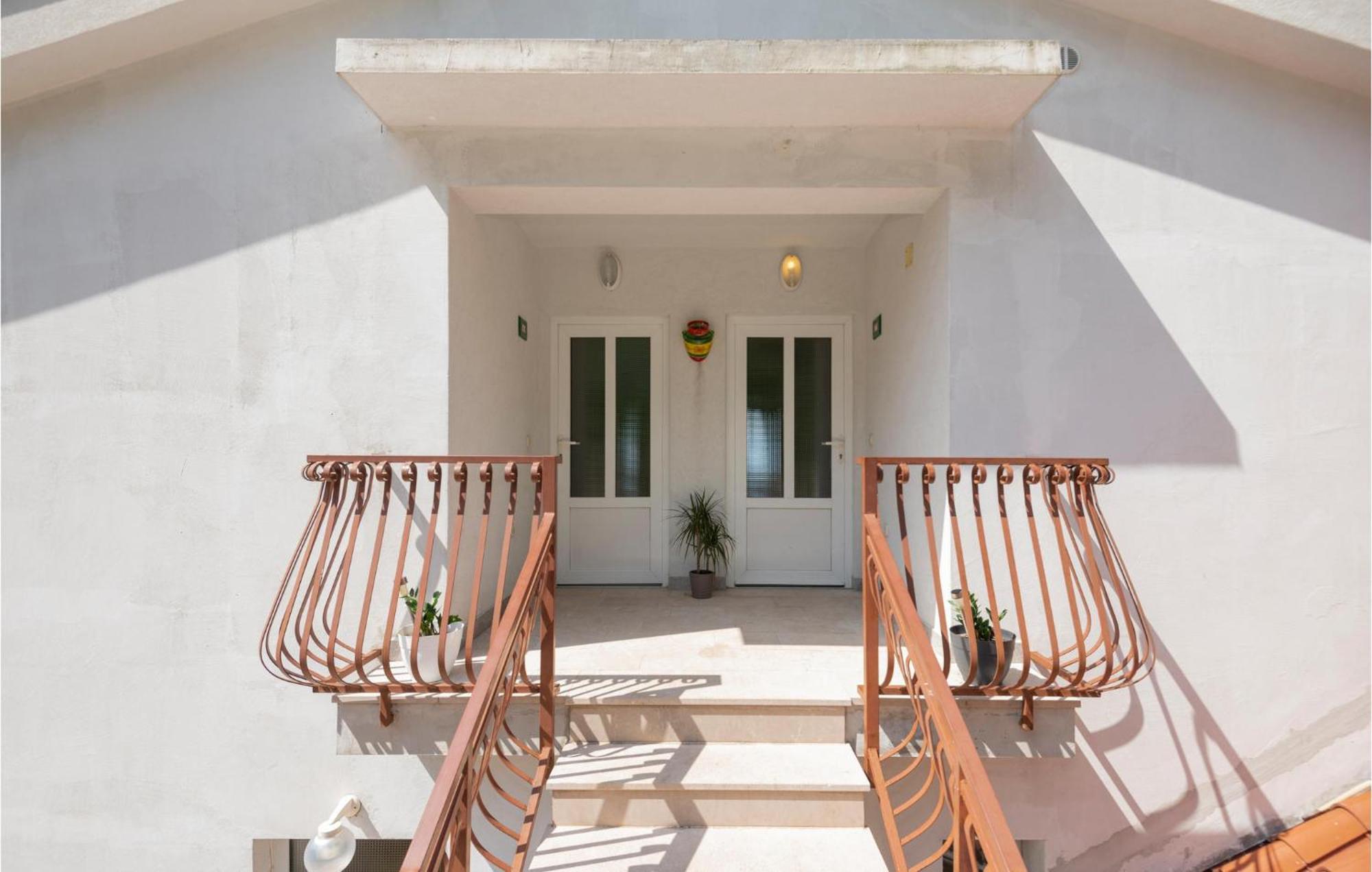 2 Bedroom Beautiful Apartment In Makarska Esterno foto