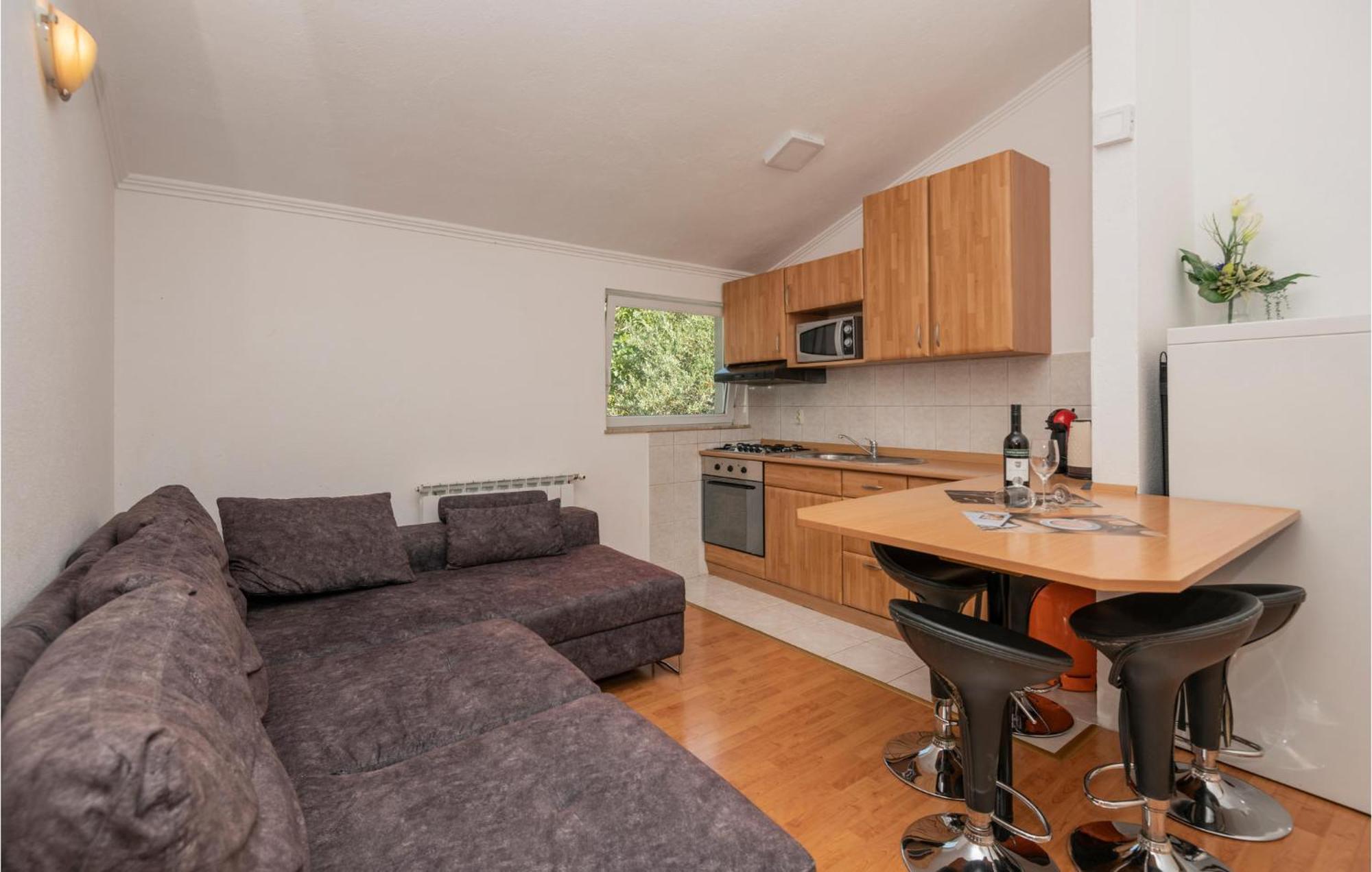 2 Bedroom Beautiful Apartment In Makarska Esterno foto