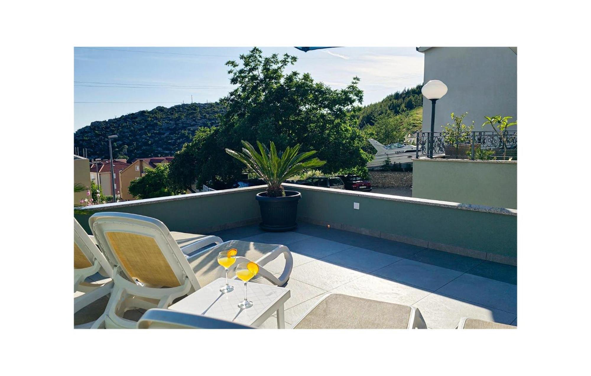 2 Bedroom Beautiful Apartment In Makarska Esterno foto