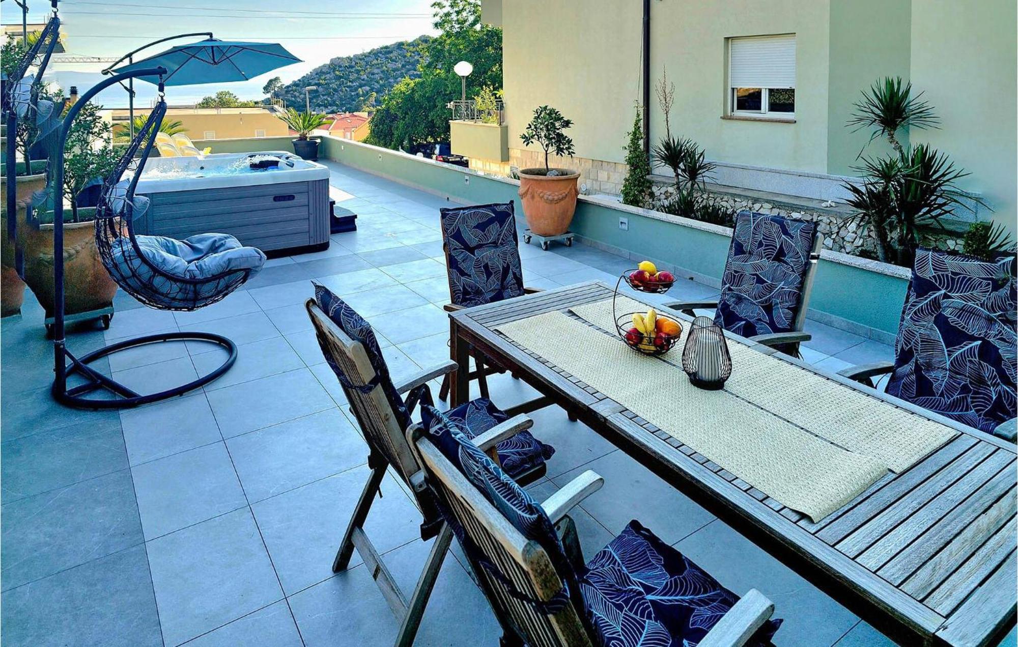 2 Bedroom Beautiful Apartment In Makarska Esterno foto